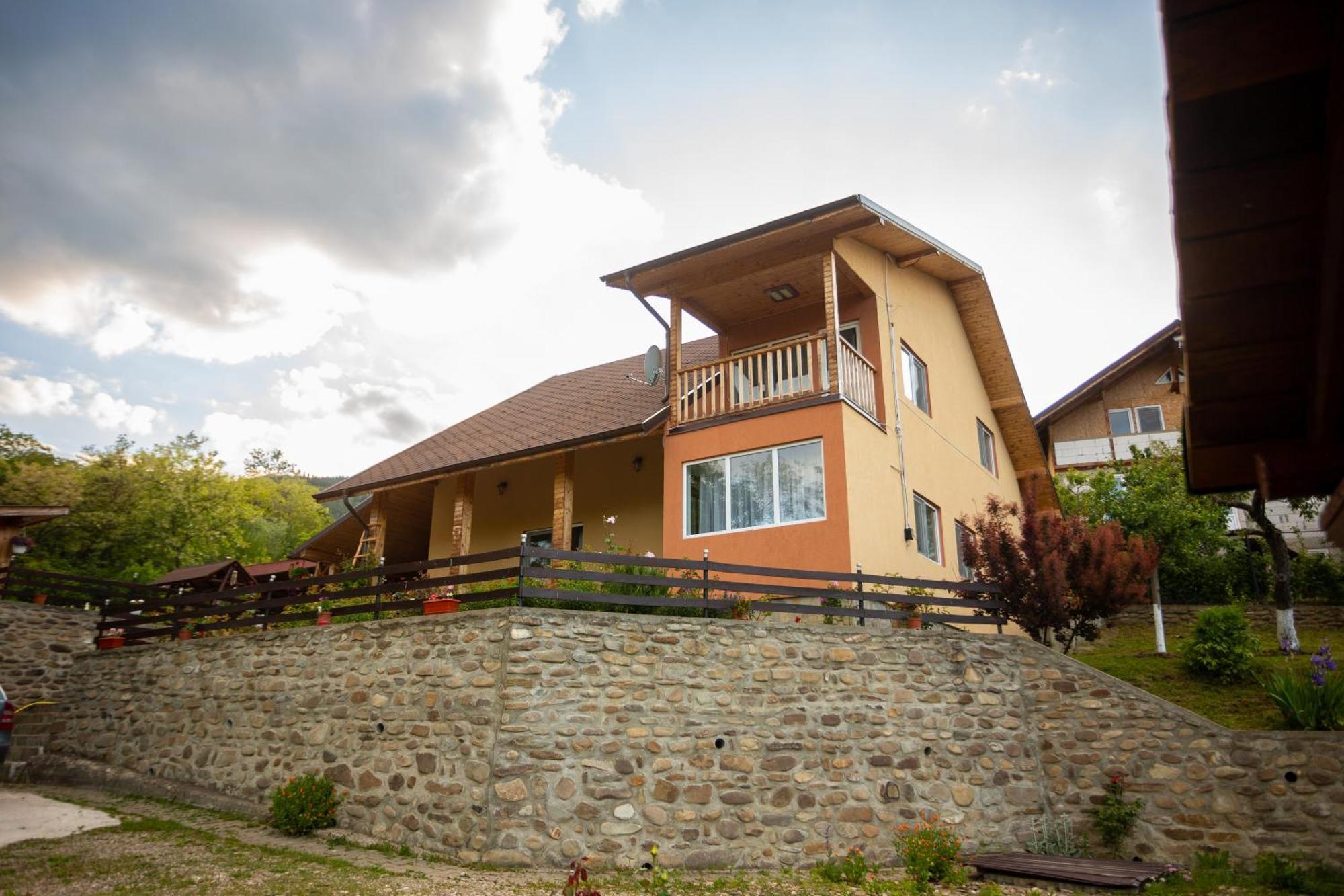 Casa Rumelia Paltineni Bagian luar foto